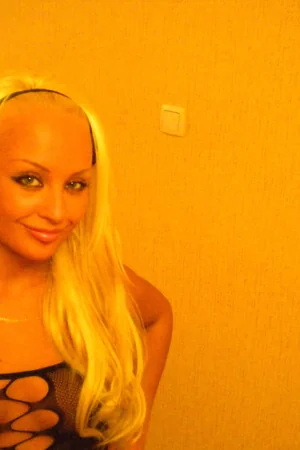 Glamorous Blonde Flashes and Blows — photo 14