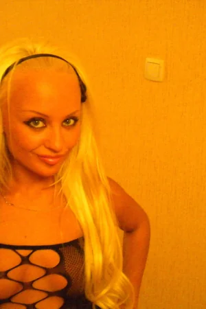 Glamorous Blonde Flashes and Blows — photo 15