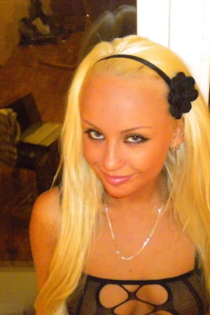 Glamorous Blonde Flashes and Blows — photo 19