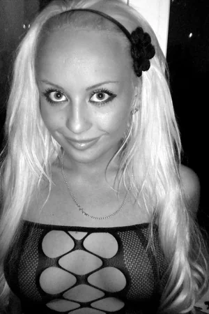 Glamorous Blonde Flashes and Blows — photo 22