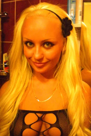 Glamorous Blonde Flashes and Blows — photo 23