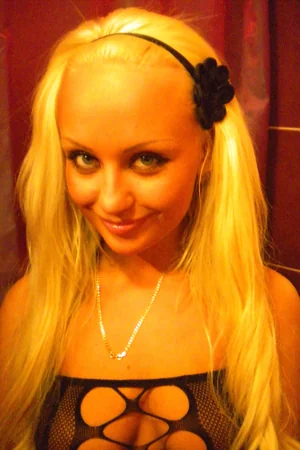Glamorous Blonde Flashes and Blows — photo 24