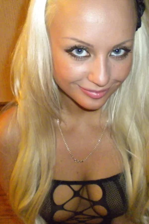 Glamorous Blonde Flashes and Blows — photo 27