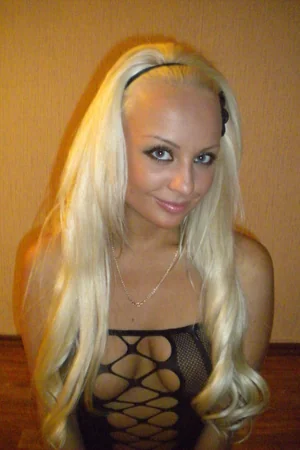 Glamorous Blonde Flashes and Blows — photo 28