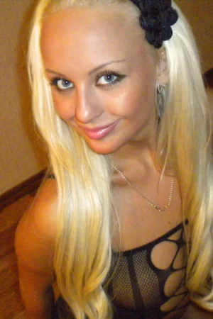 Glamorous Blonde Flashes and Blows — photo 29