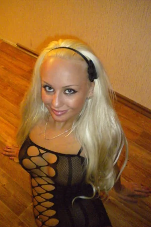Glamorous Blonde Flashes and Blows — photo 32