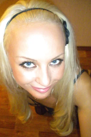 Glamorous Blonde Flashes and Blows — photo 33