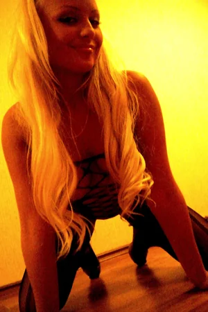Glamorous Blonde Flashes and Blows — photo 6