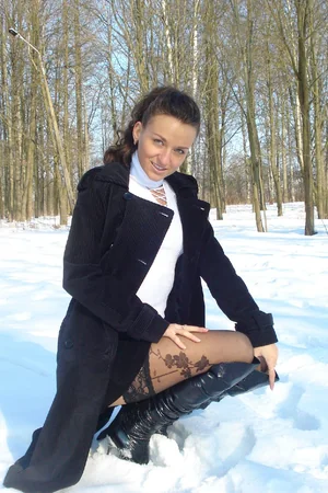 Tanned Babe Buys Herself a Dildo — photo 22