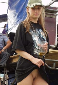 Нудистка на байкерском фестивале - фото #30
