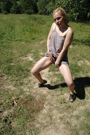 Peeing Russian Girls — photo 12