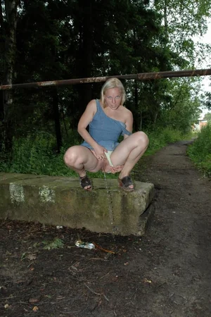 Peeing Russian Girls — photo 16