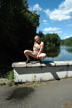 Peeing Russian Girls — photo 9