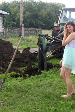 Girl Helps the Tractor Drivers — photo 2