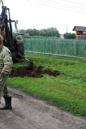 Girl Helps the Tractor Drivers — photo 26