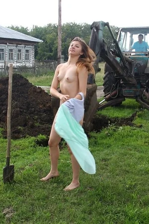 Girl Helps the Tractor Drivers — photo 28
