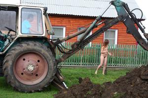 Девушка решила помочь трактористам - фото #3