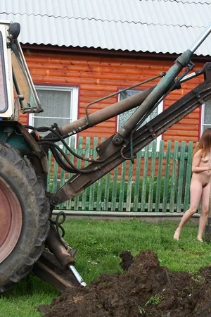 Girl Helps the Tractor Drivers — photo 3