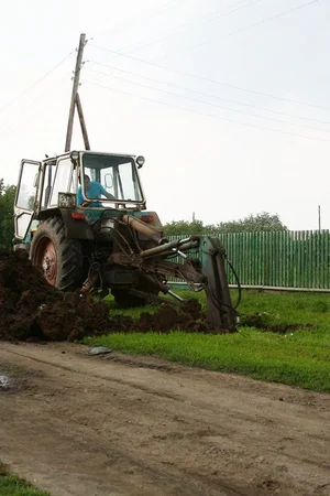 Girl Helps the Tractor Drivers — photo 30