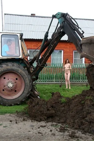 Girl Helps the Tractor Drivers — photo 31