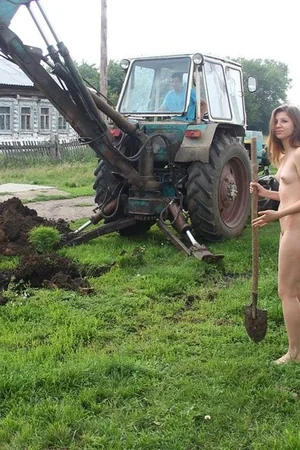 Girl Helps the Tractor Drivers — photo 6