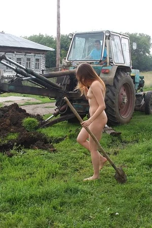 Girl Helps the Tractor Drivers — photo 7