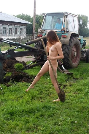Girl Helps the Tractor Drivers — photo 8