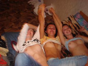 Пьяные русские студентки дурачатся - фото #19