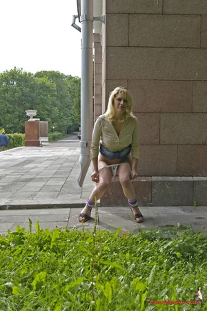 Blonde Pees Outdoors — photo 1