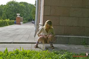 Блондинка писяет на улице - фото #11