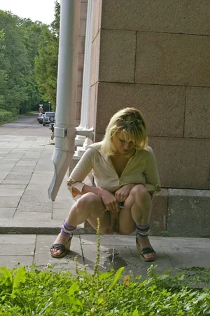 Blonde Pees Outdoors — photo 11
