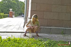 Блондинка писяет на улице - фото #13
