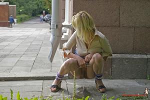 Блондинка писяет на улице - фото #24