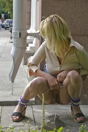 Blonde Pees Outdoors — photo 24