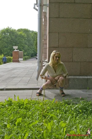 Blonde Pees Outdoors — photo 3