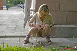 Блондинка писяет на улице - фото #31