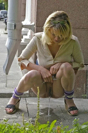 Blonde Pees Outdoors — photo 31