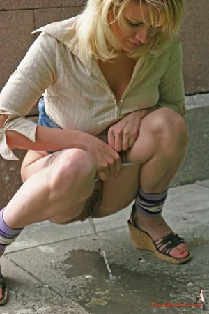 Blonde Pees Outdoors — photo 34