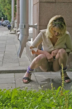 Blonde Pees Outdoors — photo 42