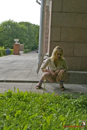 Blonde Pees Outdoors — photo 5