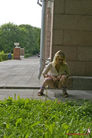 Blonde Pees Outdoors — photo 7