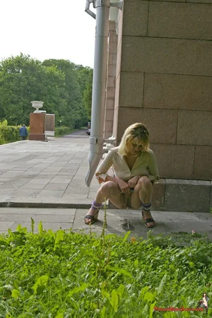 Blonde Pees Outdoors — photo 9