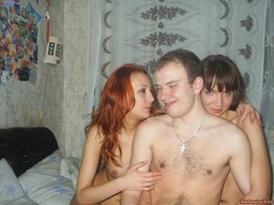 Молодые русские свингеры шалят в кровати - фото #17