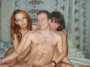 Молодые русские свингеры шалят в кровати - фото #18
