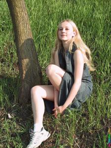 Молодая модель Ирена в поле - фото #19
