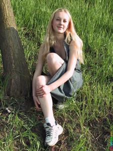 Молодая модель Ирена в поле - фото #20