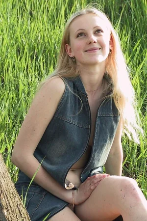 Young Model Irena in the Field — photo 21