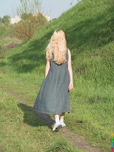 Молодая модель Ирена в поле - фото #3