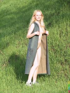 Молодая модель Ирена в поле - фото #4
