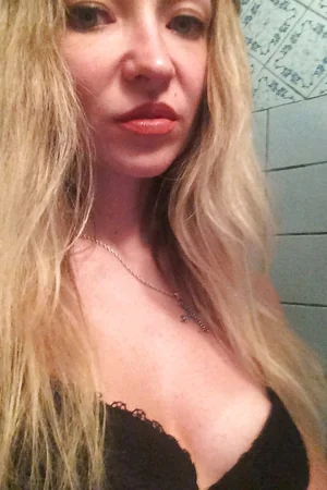 Divorced Woman's Intimate Pics — photo 1
